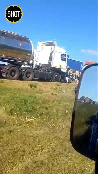 В Ульяновской области в столкновении микроавтобуса с грузовиками погибли 11 человек