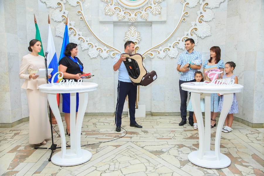 В Нижнекамске в День республики прошло торжественное имянаречение младенца В Нижнекамске в День республики прошло торжественное имянаречение младенца