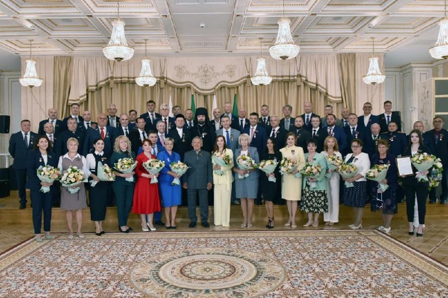 Рустам Минниханов вручил госнаграды 50 татарстанцам Рустам Минниханов вручил госнаграды 50 татарстанцам