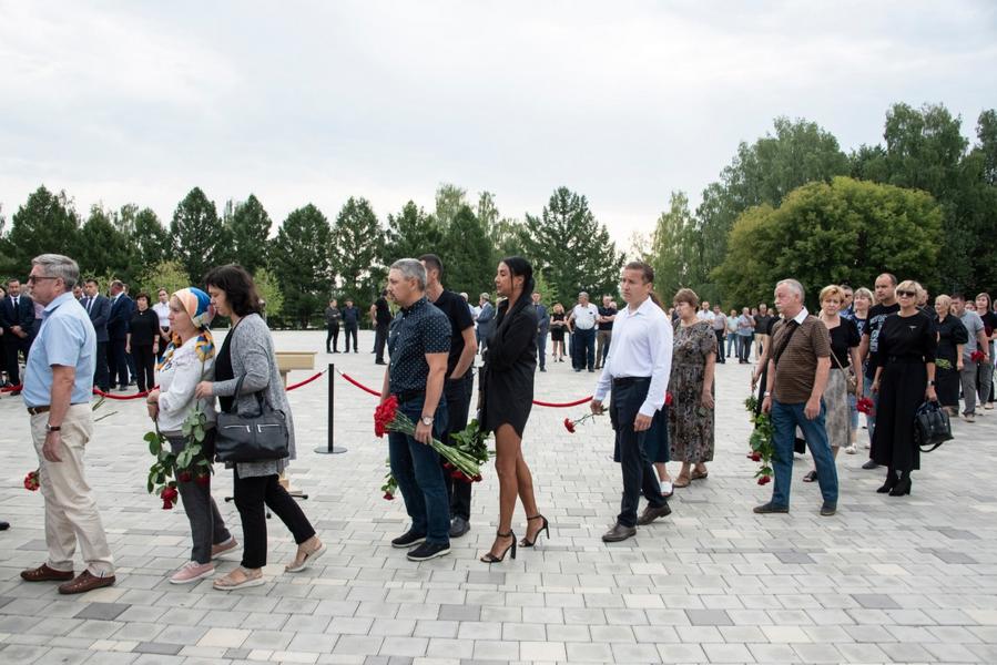 Сотни нижнекамцев пришли проститься со скоропостижно скончавшимся руководителем исполкома Нижнекамска Юрием Болтиковым