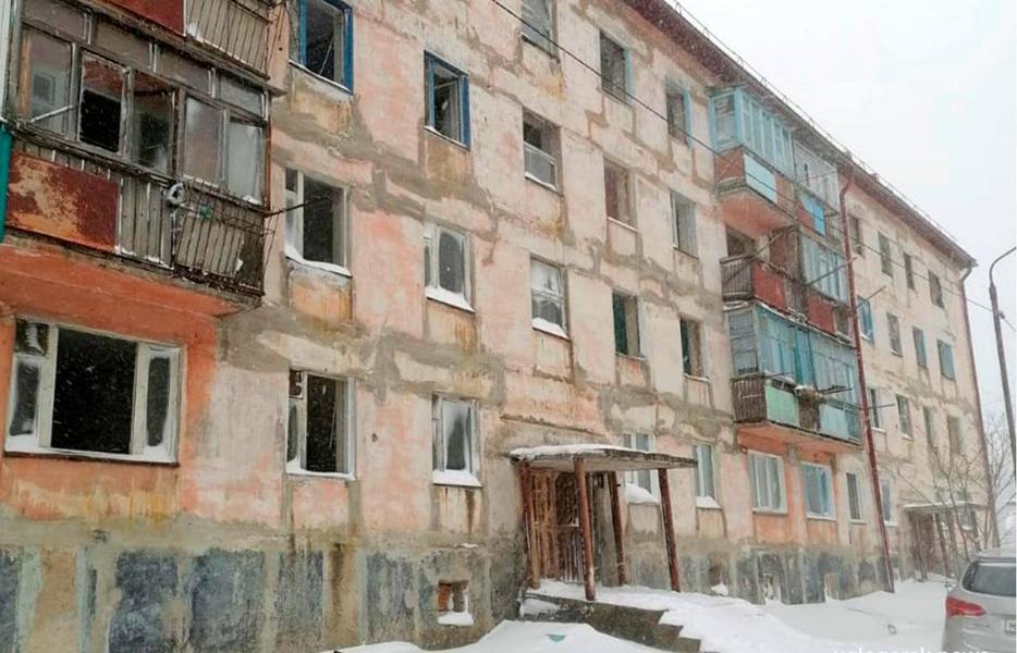 Россиянка кинула плесневелый ботинок в мэра Углегорска: местные власти игнорировали ее проблемы с жильем