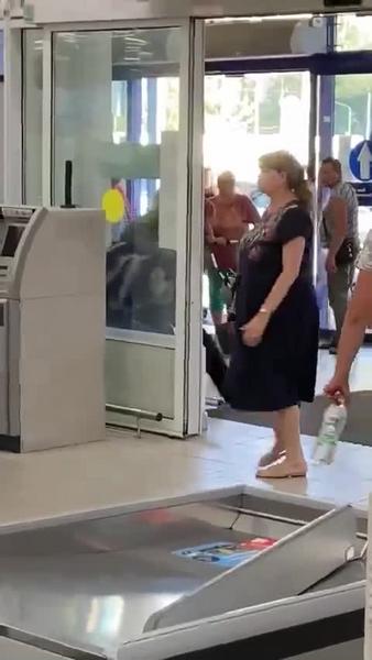 Появилось видео, как в казанском торговом центре охранник душит посетителя