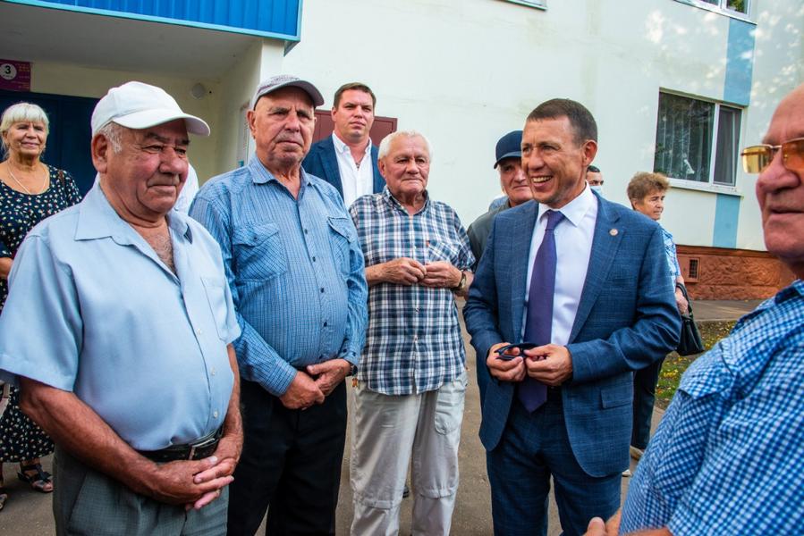 Открытие отремонтированного двора в Нижнекамске в День республики посвятили руководителю исполкома Юрию Болтикову