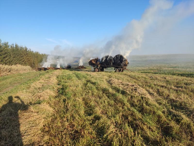 В Нижнекамском районе вспыхнул трактор с сеном