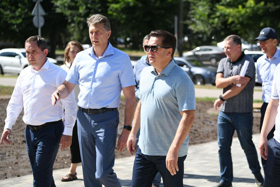 Мэр Казани и глава Минстроя Татарстана проверили ход ремонта в сквере на Карбышева и лагере «Молодая гвардия» Мэр Казани и глава Минстроя Татарстана проверили ход ремонта в сквере на Карбышева и лагере «Молодая гвардия»