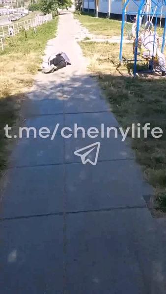 Челнинку возмутила парочка, обнимавшаяся на асфальте у детской площадки