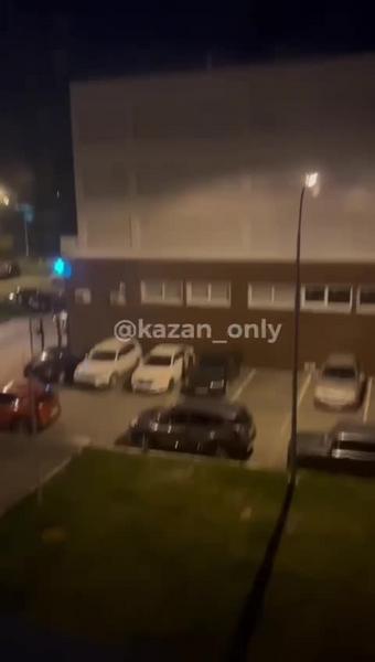 Опубликовано видео, как в Казани женщина разбила молотком стекла у автомобиля на стоянке