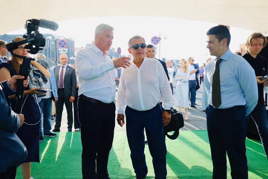 Минниханову на Tat Cult Fest’е подарили спецовку «Казаньоргсинтеза» с амурским тигром