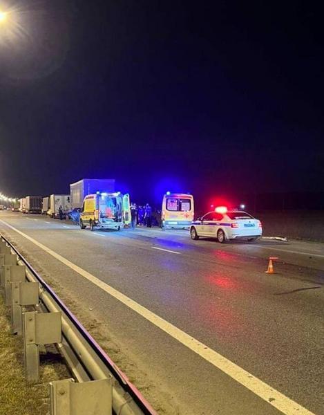 На трассе в Татарстане водитель иномарки влетел в фуру и погиб