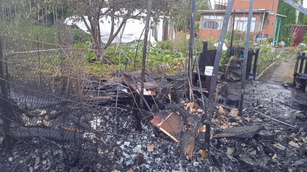 В Нижнекамском районе неизвестные подожгли надворные постройки