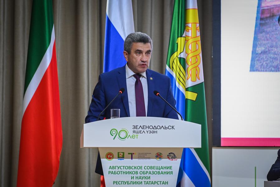 «Надо за этим следить!»: Как Рустам Минниханов подводил итоги работы педагогов республики на традиционной «августовке»