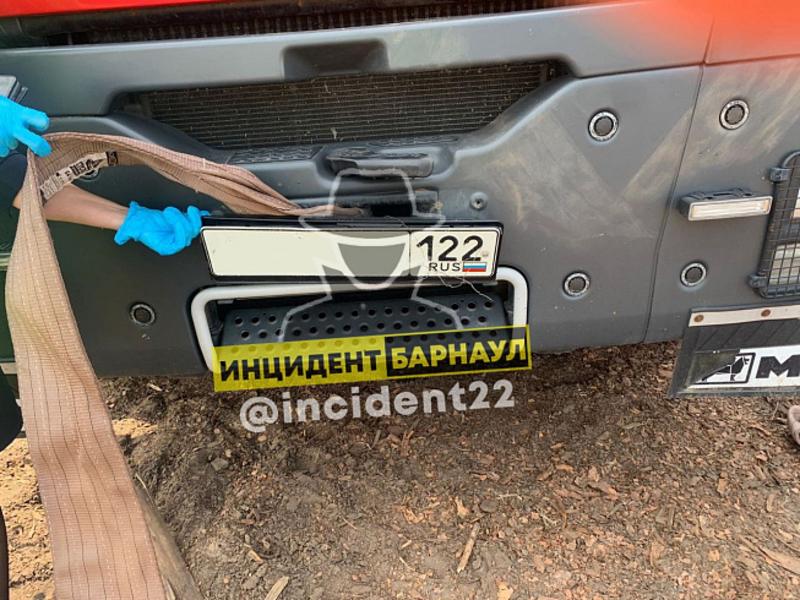 Водителю грузовика снесло голову оторвавшимся от троса крюком на Алтае