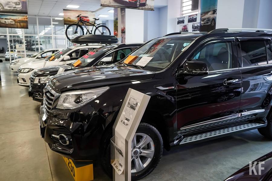 «Потребителям не хватает собственных денег, и они вынуждены обращаться за займами»: татарстанцы начали чаще покупать машины в кредит