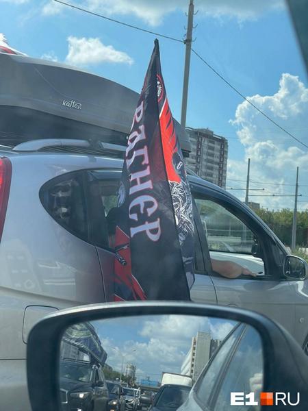 В Екатеринбурге прошел автопробег вагнеровцев