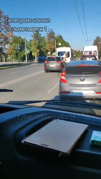 В Альметьевске очевидцы засняли высунувшихся на ходу из машины девушек