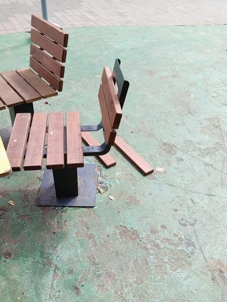 В Альметьевске вандалы исписали спортивные снаряды и сломали качели на детской площадке