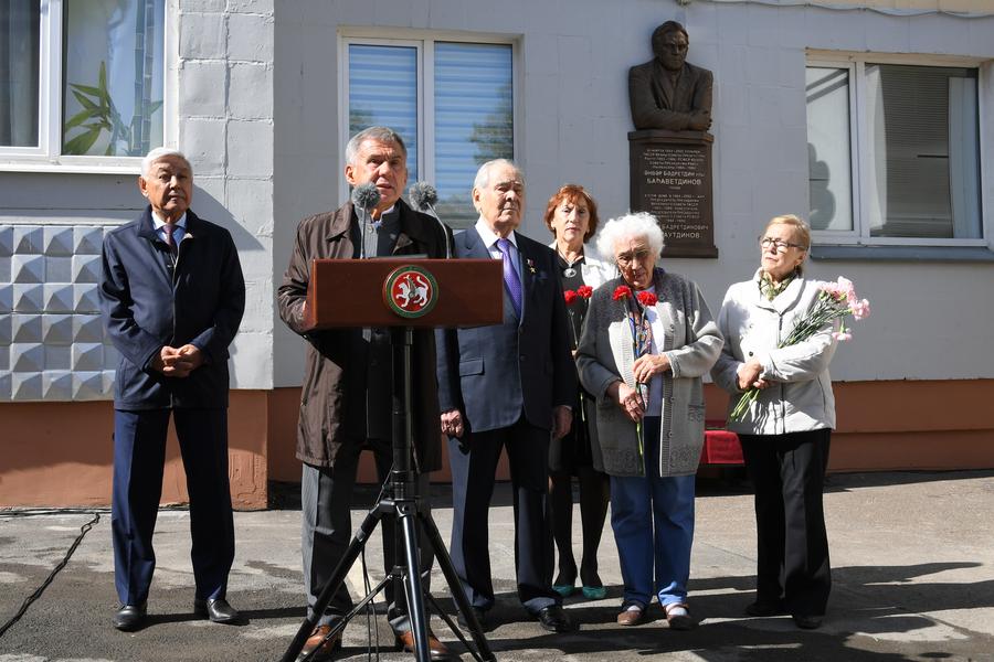 Рустам Минниханов открыл мемориальную доску государственному деятелю Анвару Багаутдинову