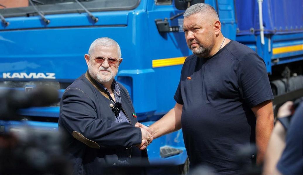 Театр имени Качалова подарил КАМАЗ Лисичанску