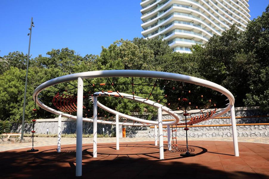 Минниханов посетил в Форосе обновленный клуб и сквер «Казанский»