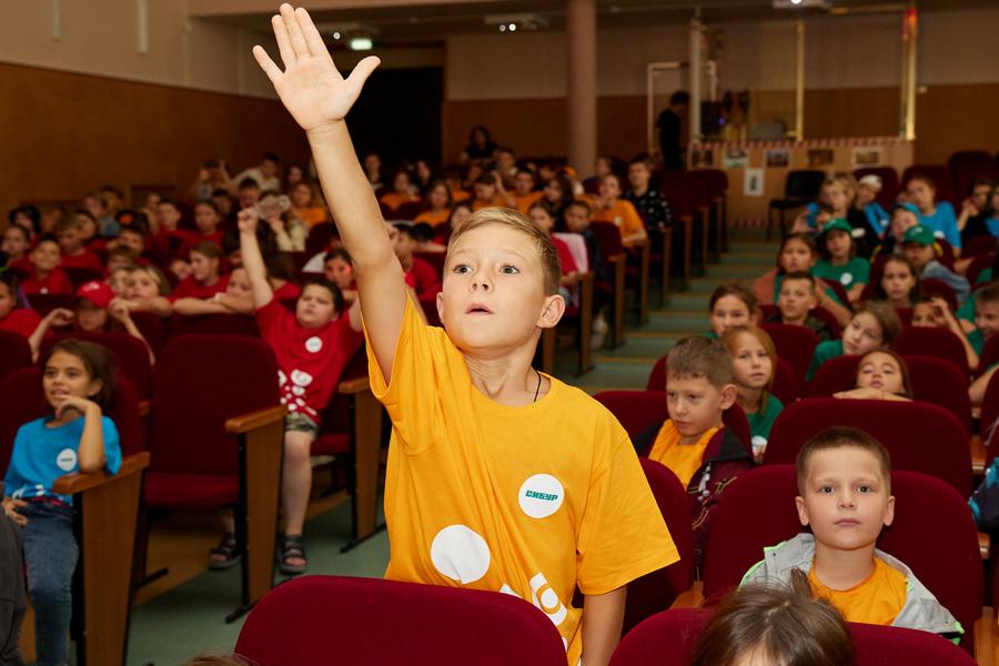 «Каждый может внести вклад в экологию»: СИБУР приехал в лагерь «Солнечный» с экоспектаклем