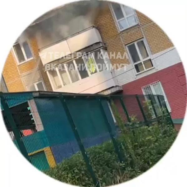 В Казани горит квартира в доме на улице Ахунова