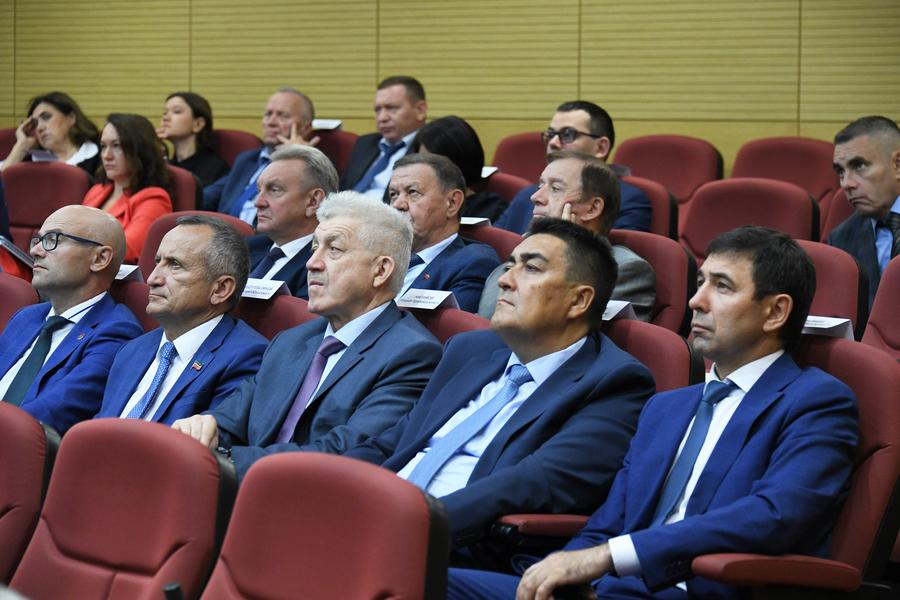 Экологичное производство бензина, цифровизация промышленности и недостающие клеи: Что предложили нефтехимической отрасли Татарстана