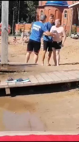 В Дербышках спасатели достали из воды пьяного тонущего мужчину
