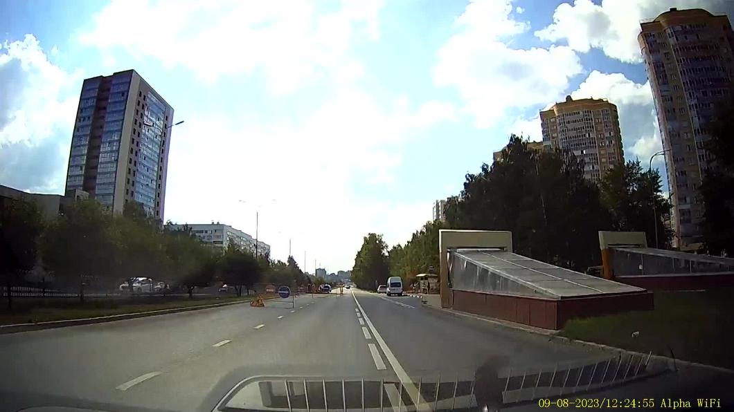 На Московском проспекте Челнов угодил под землю автомобиль На Московском проспекте Челнов угодил под землю автомобиль