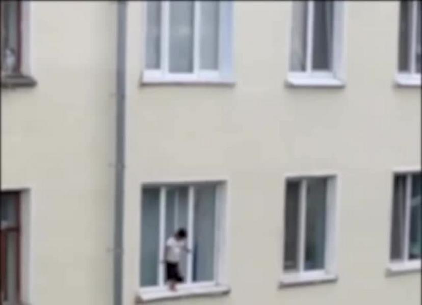 В Казани ребенок вышел поиграть на карниз окна