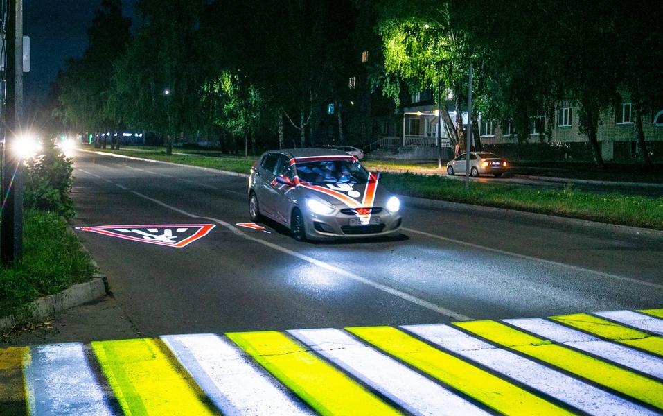 В Нижнекамске установили проекционное освещение «зебры» на Студенческой