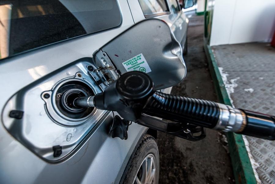 «Ни одно предприятие не может работать в убыток»: Почему дорожает бензин?