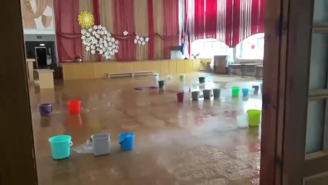 Ливень в Приморье затопил школу: у лицея обрушилась подпорная стена
