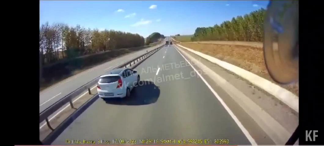 В Альметьевском районе «Солярис» влетел в отбойник после столкновения с автоцистерной