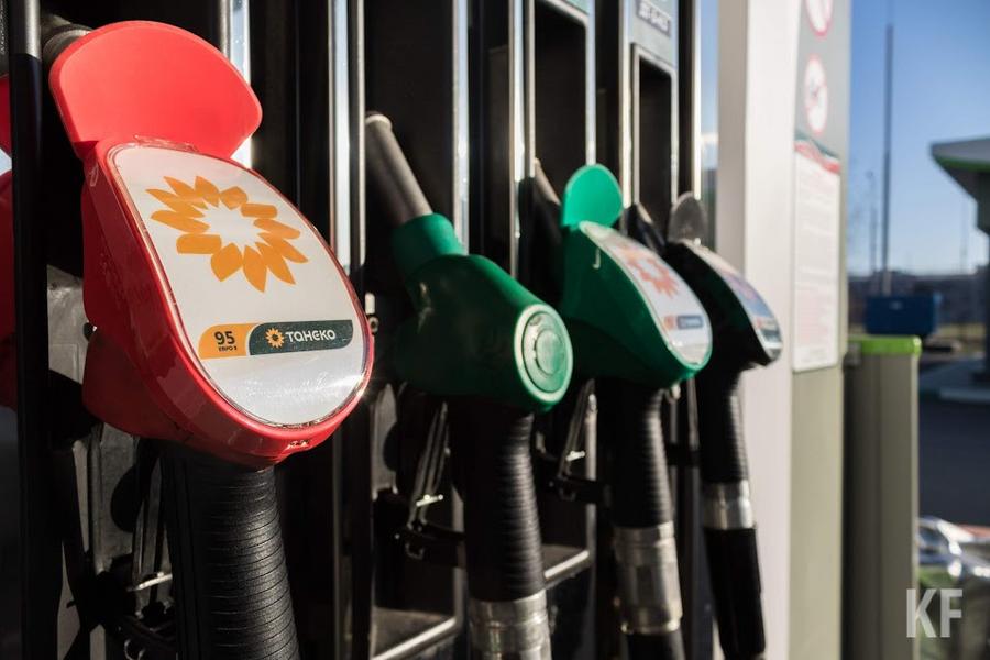 «Ни одно предприятие не может работать в убыток»: Почему дорожает бензин?