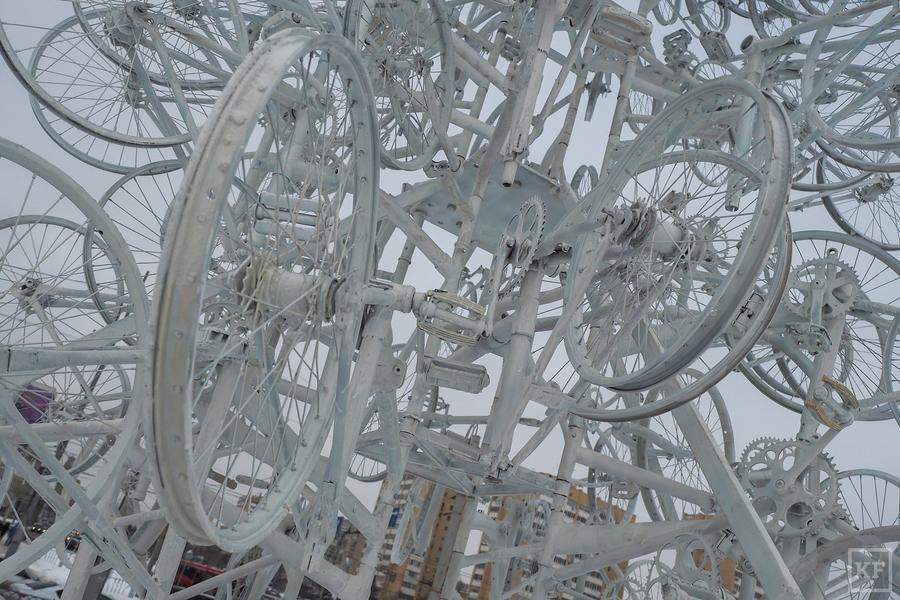 В Казани достроили новогоднюю елку, состоящую из велосипедов