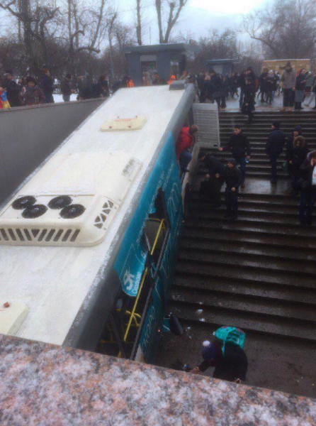 В Москве автобус протаранил выходящих из метро людей