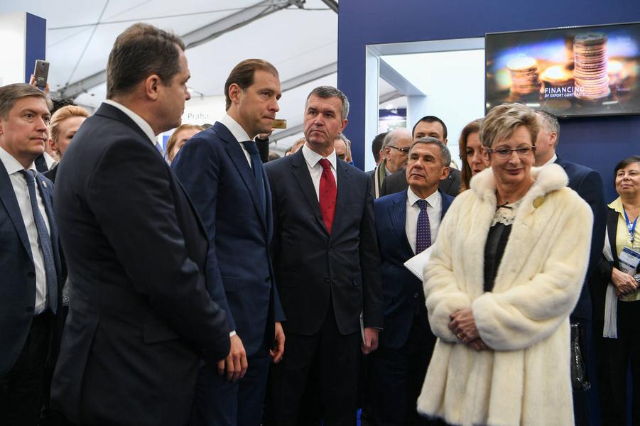 Денис Мантуров и Марта Новакова посетили казанскую машиностроительную выставку