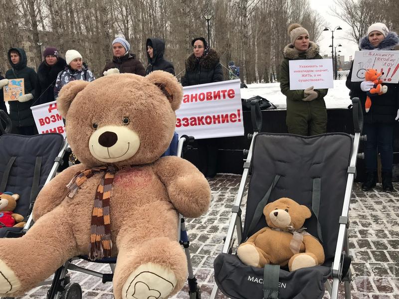 В сквере Тинчурина проходит митинг в поддержку прав детей-инвалидов