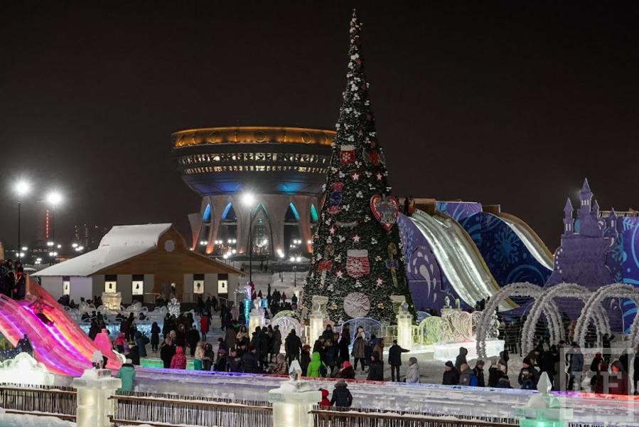 В Казани открылись главная елка и ледовый городок