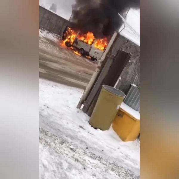 Видео: на улице Казани загорелся микроавтобус