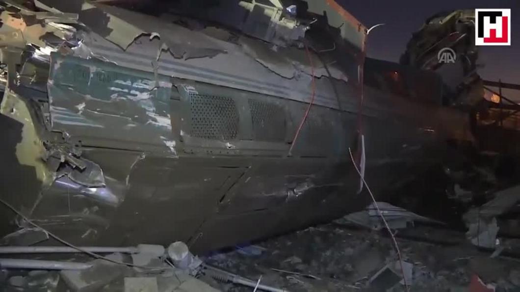 Во время аварии турецкого скоростного поезда погибли семь человек