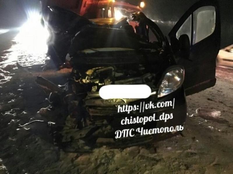 Грузовик вылетел с дороги после аварии под Чистополем