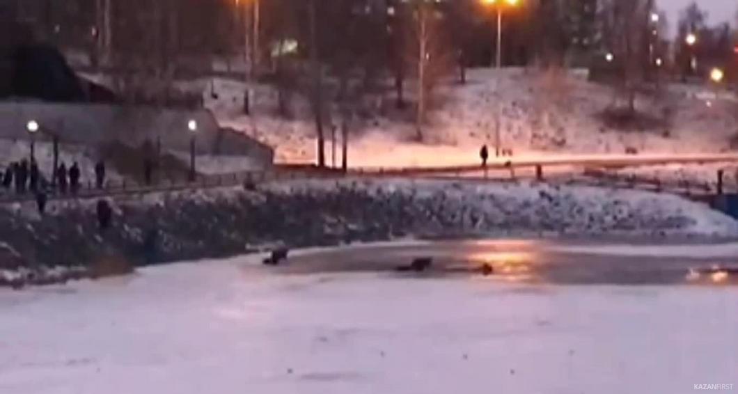В Альметьевске на Каскаде прудов двое парней провалились под лёд