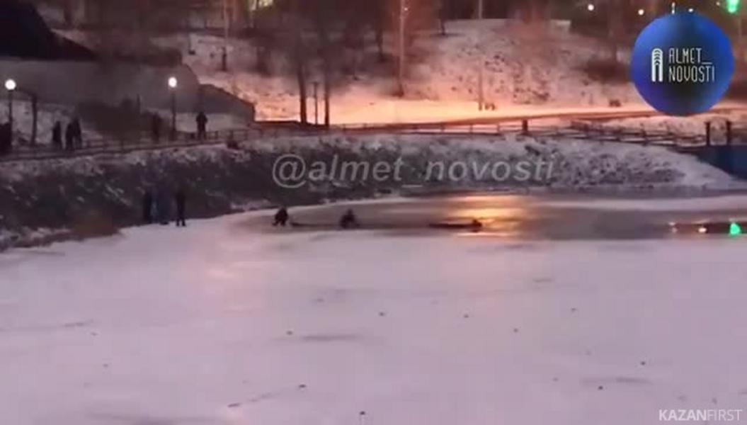 В Альметьевске на Каскаде прудов двое парней провалились под лёд