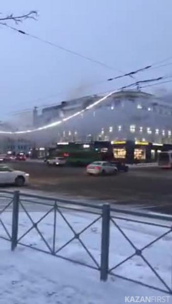 В центре Казани полыхнули троллейбусные провода: движение парализовано