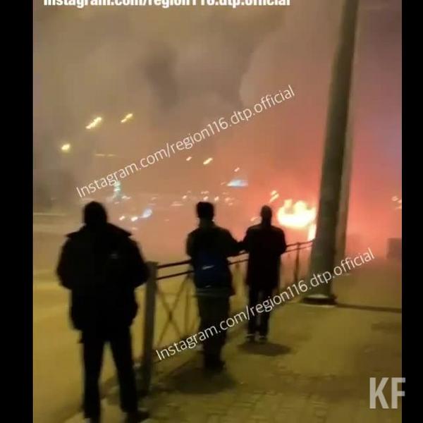 В Казани у театра Камала загорелся автобус с 20 пассажирами