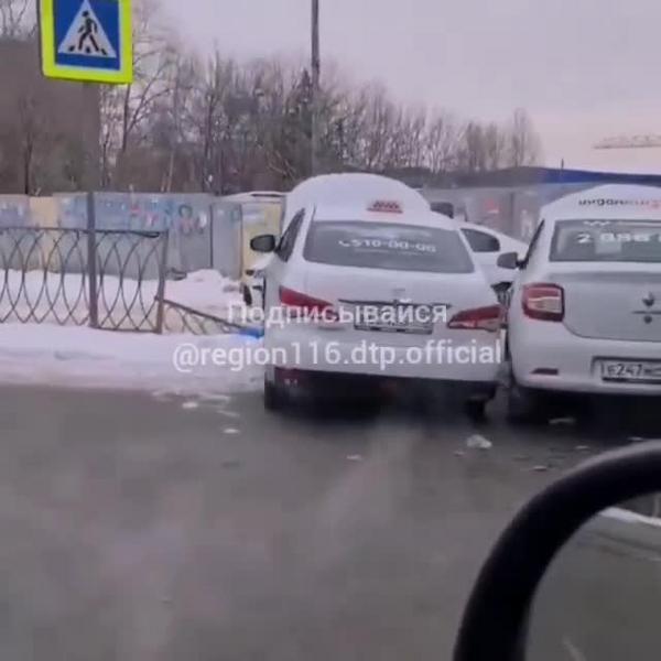 ДТП в Казани:  «Ситимобил», «Яндекс» и «Uber» не поделили дорогу