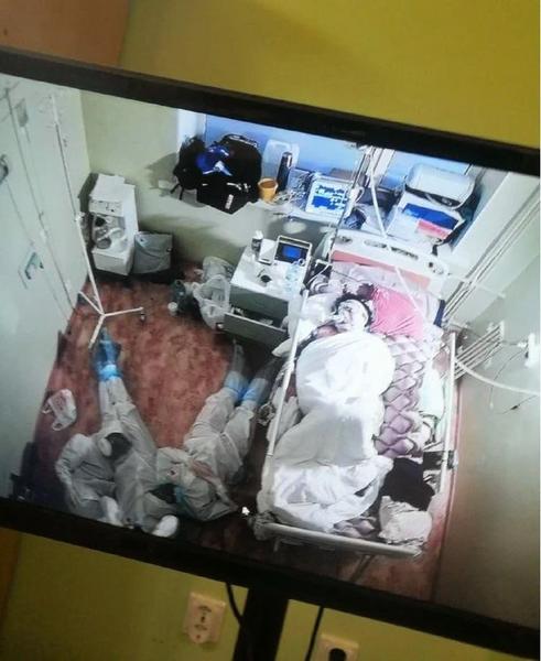 Медики всю ночь пролежали у койки ковидного пациента и попали на видео