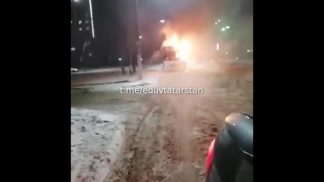 В Елабуге автобус сгорел прямо на остановке