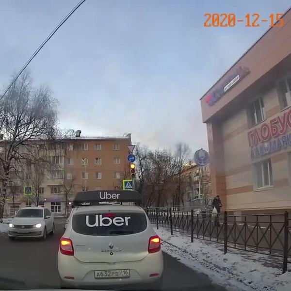 «Езда на красный стала нормой в Казани»: водитель Uber нарушил ПДД, не испугавшись полицейских